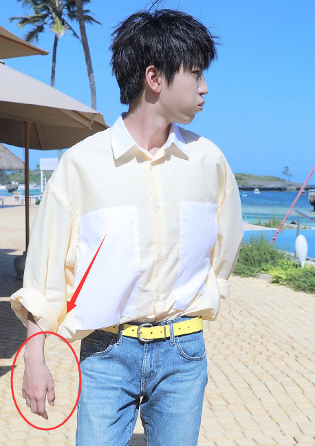 王俊凯走上沙滩,无意火了他的"猪皮指甲",网友:我真羡慕了!