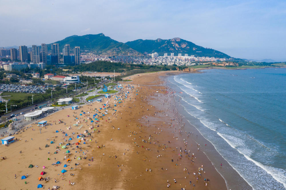 青岛石老人海水浴场,蓝天白云,大海沙滩,休闲度假的好