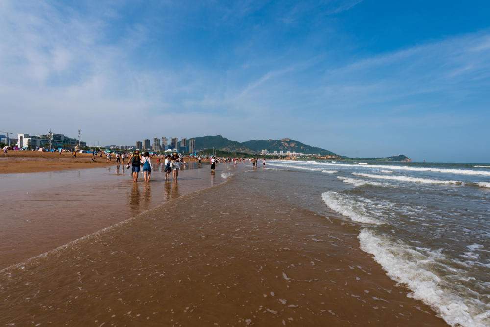 青岛石老人海水浴场,蓝天白云,大海沙滩,休闲度假的好