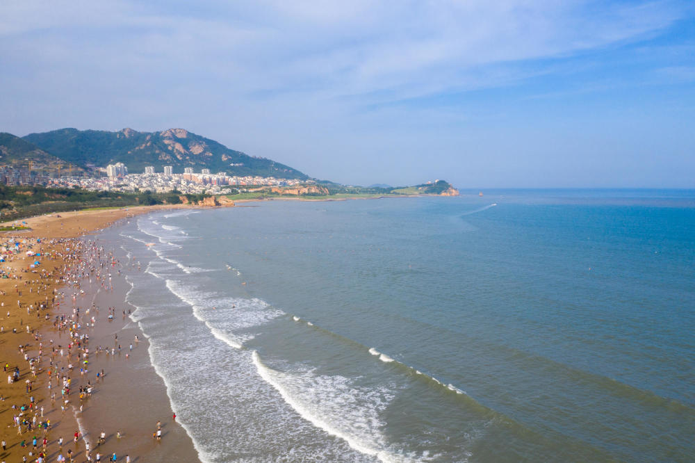 青岛石老人海水浴场,蓝天白云,大海沙滩,休闲度假的好