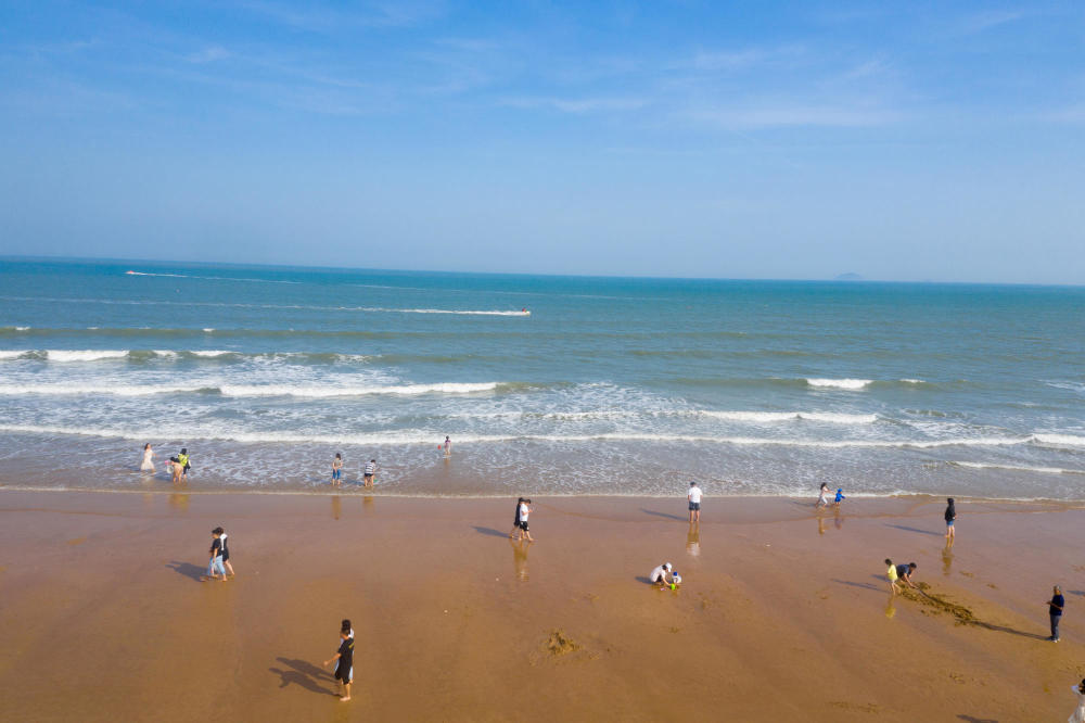 青岛石老人海水浴场,蓝天白云,大海沙滩,休闲度假的好