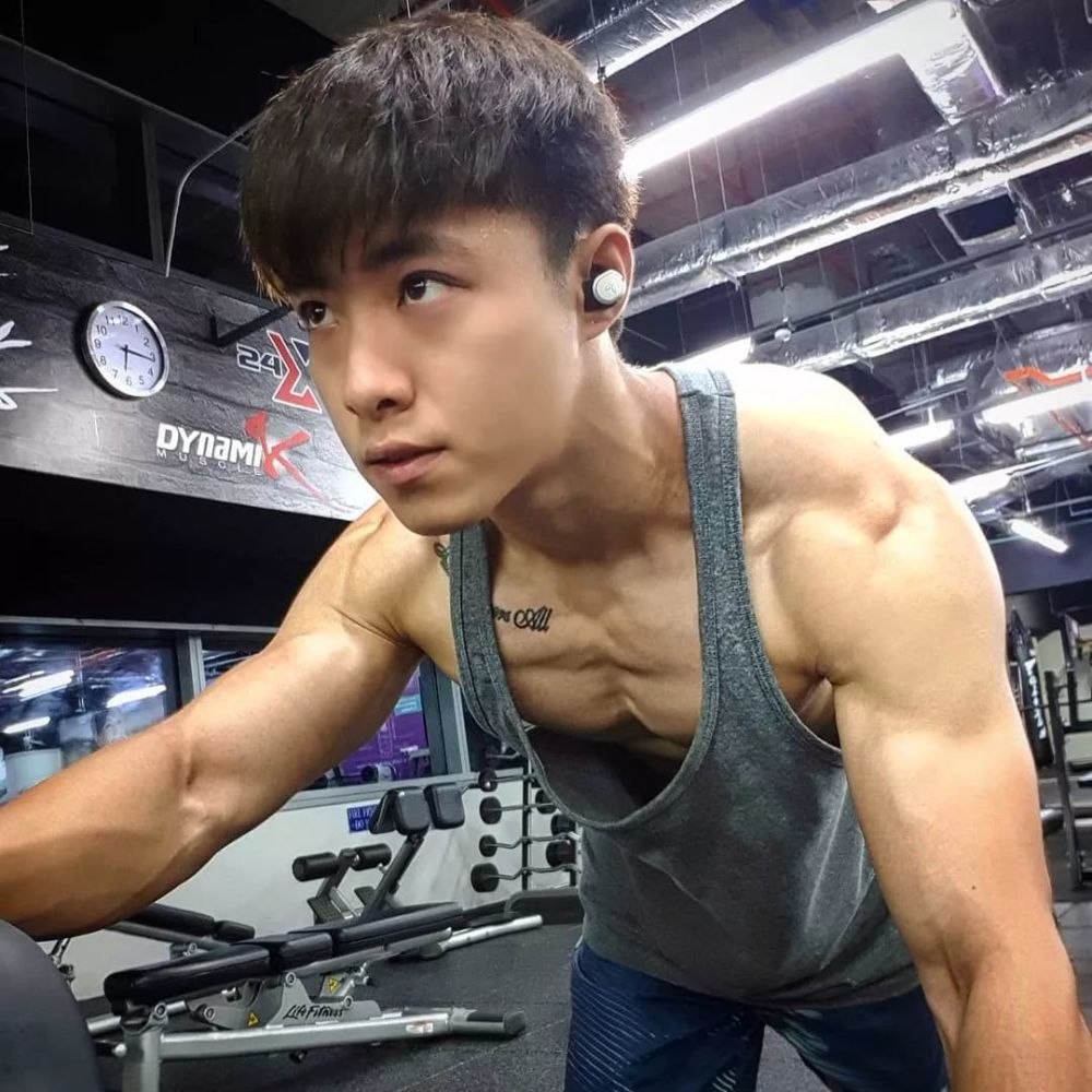 原味童颜筋肉小奶狼,六块腹肌天菜少年!