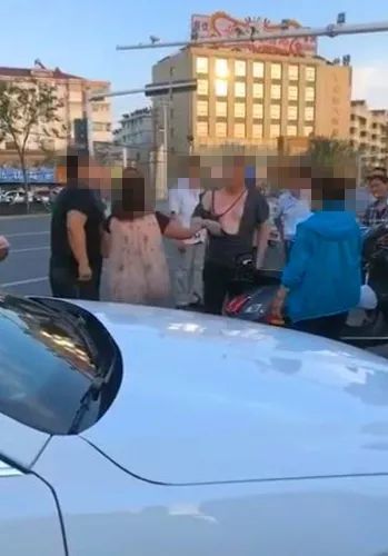 靖江街头现两男两女打架闹剧 衣不遮体场面激烈