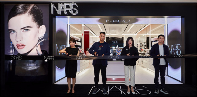 nars(娜斯)于西安曲江大悦城商场举行了隆重的剪彩仪式,资生堂(中国)