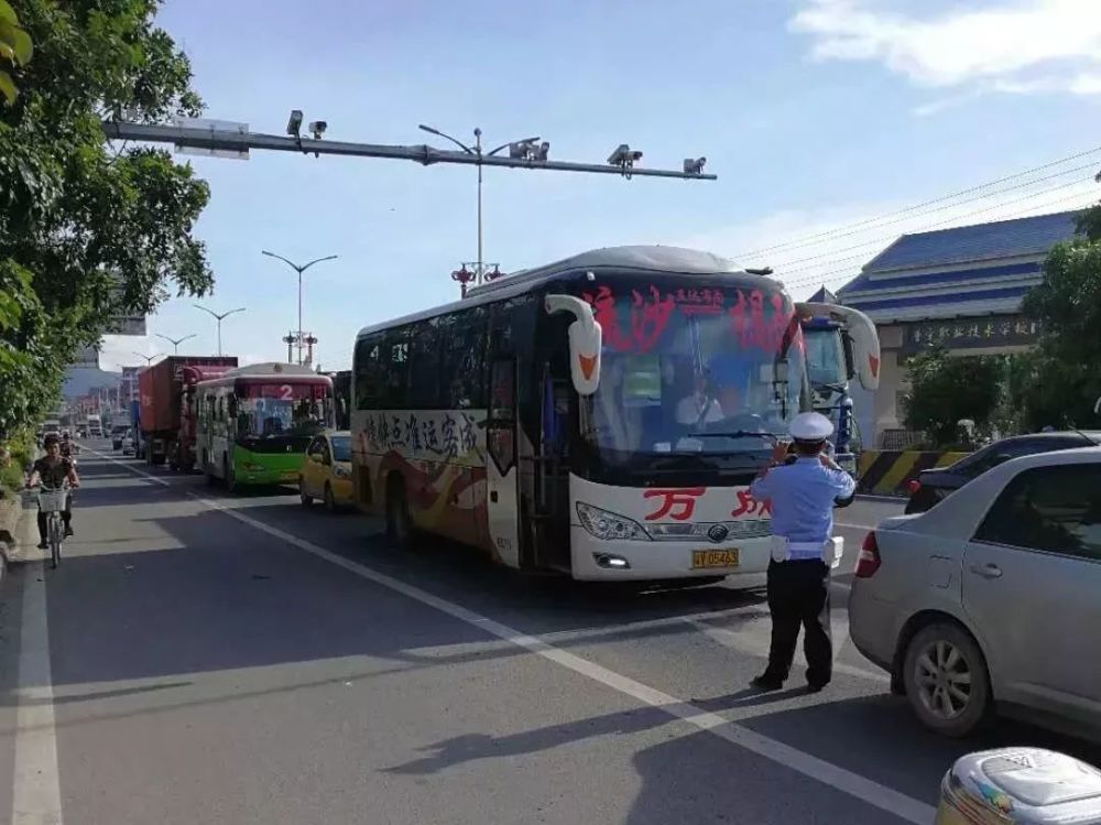 网民诉求万成客运车辆超载,普宁交警加大整治力度!