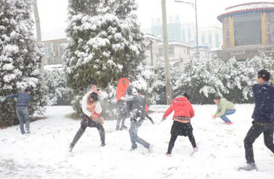 2, 打雪仗