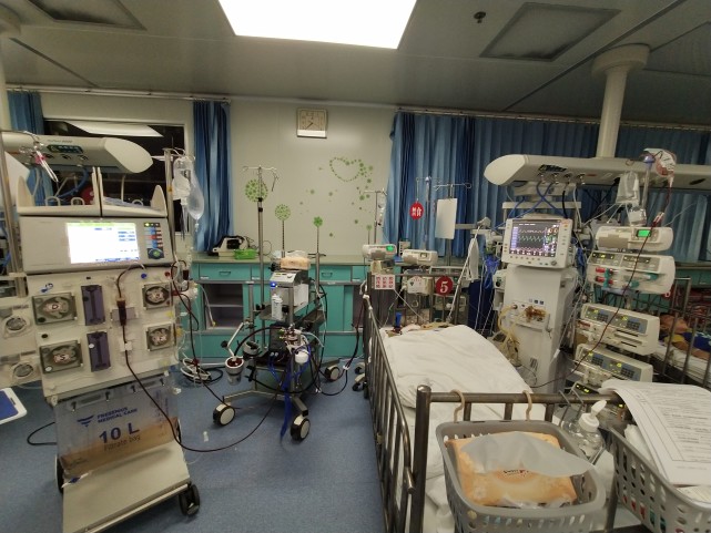 患儿接受ECMO、CRRT、呼吸机等治疗中