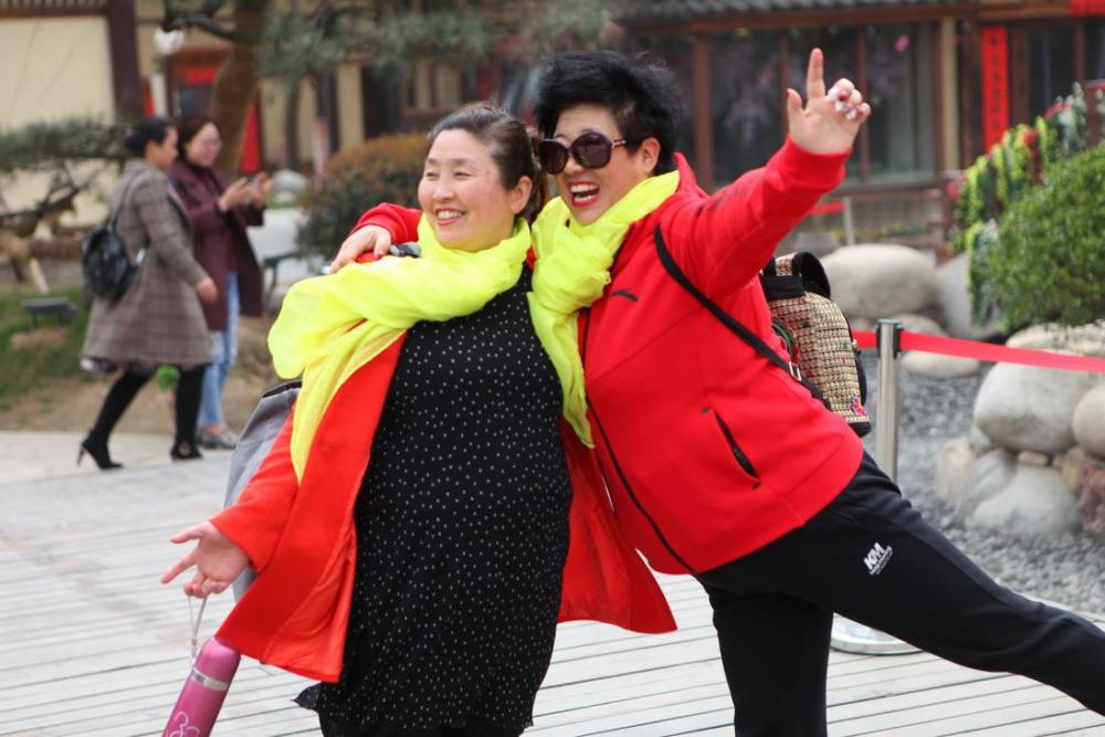 为什么丝巾,成为中国大妈旅游拍照时的标配?原因有3个