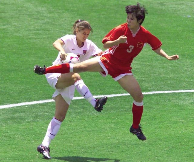 1999年女足世界杯决赛上,范运杰与美国队拼抢图源视觉中国