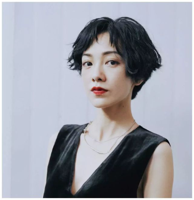 在别人那显老的发型在郭采洁这反而突出了五官的精致和气质,不管是超