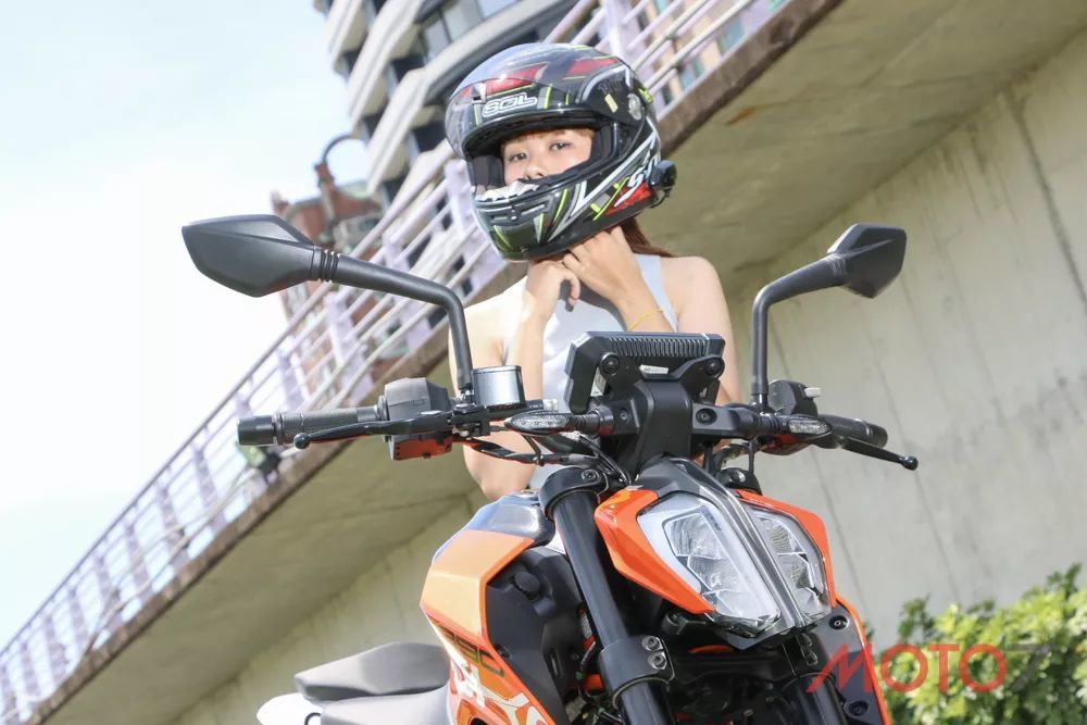 台湾女骑士 一见钟情的ktm 390 duke