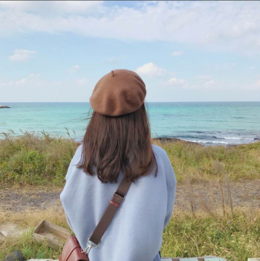 女生背影头像:以前知道秘密不能说,现在才懂委屈也不