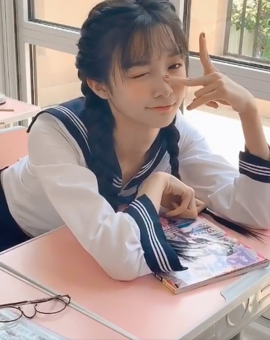 当艾比穿上学生装,这少女感也太强了吧,初恋脸无疑了