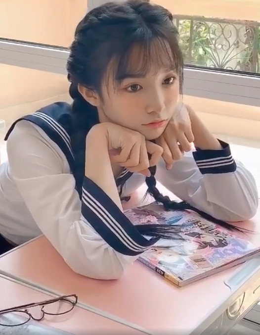 当艾比穿上学生装,这少女感也太强了吧,初恋脸无疑了