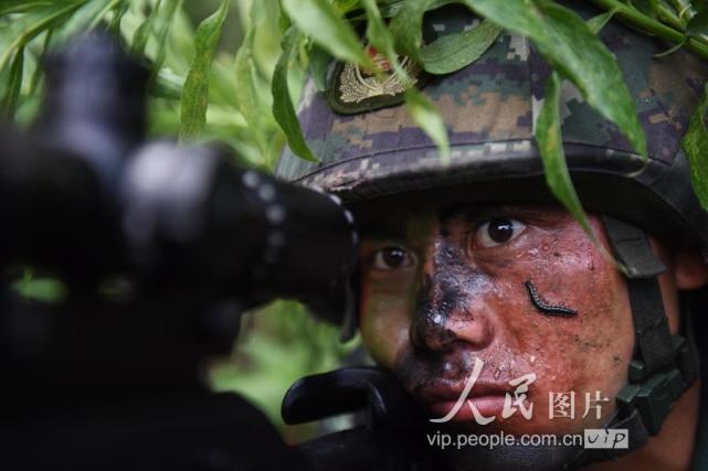 合肥:两个彝族战士 一对狙击组合