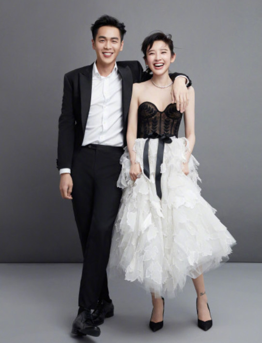 张若昀唐艺昕红底结婚照曝光 今晚19点举行婚礼马思纯