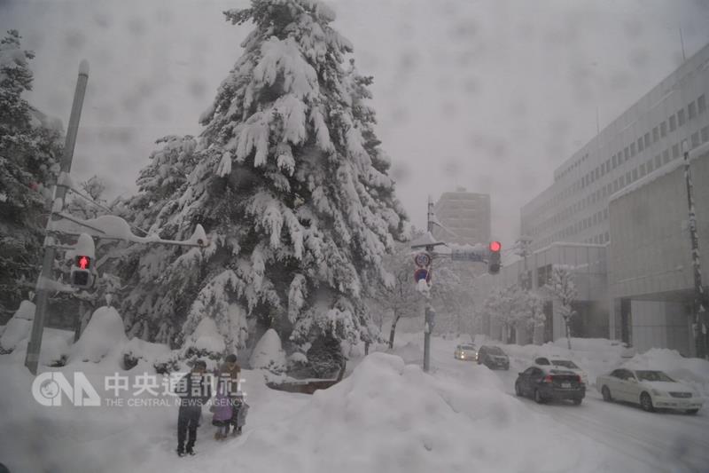 日本北海道遭50年未遇大雪  数千人滞留机场过夜