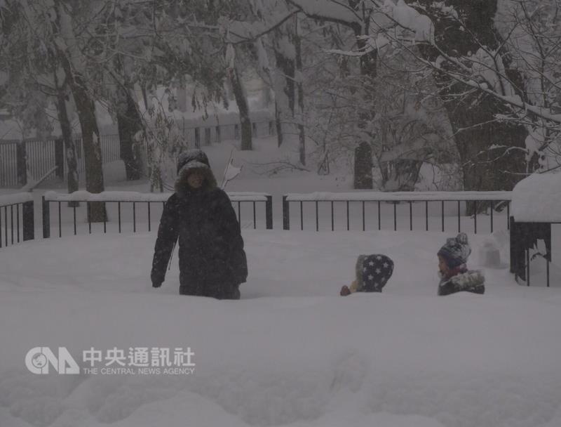 日本北海道遭50年未遇大雪  数千人滞留机场过夜