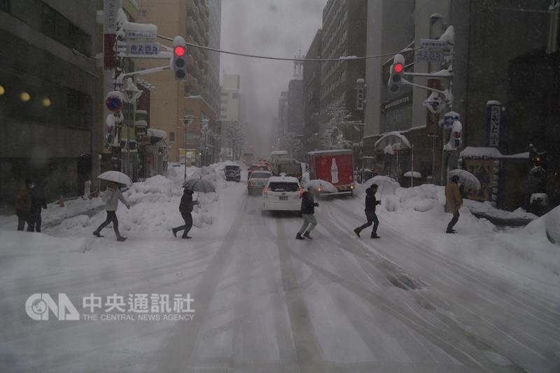 日本北海道遭50年未遇大雪  数千人滞留机场过夜