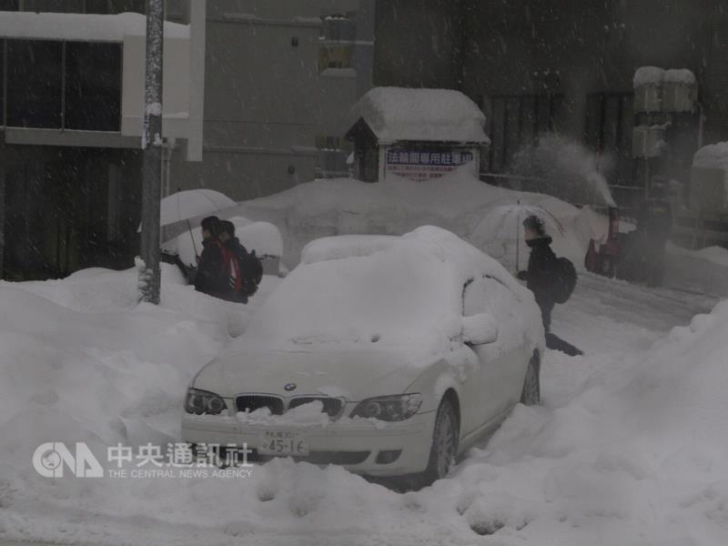 日本北海道遭50年未遇大雪  数千人滞留机场过夜