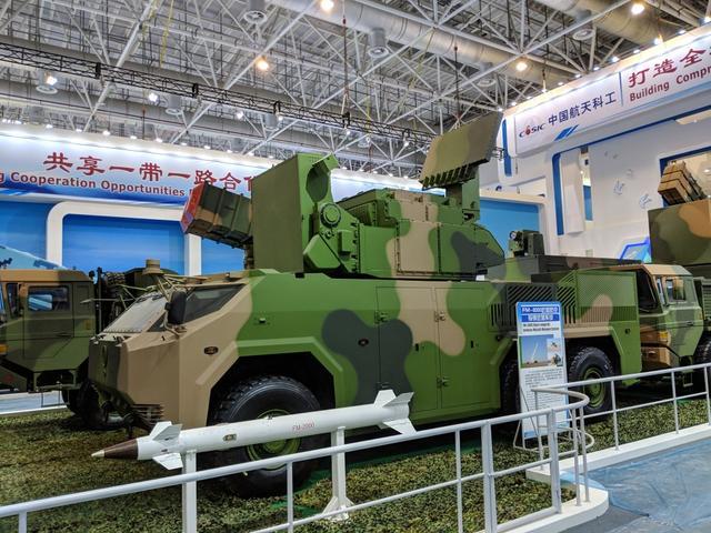 俄新型防空导弹车粗狂笨重,中国版轻巧灵活,但火力持续性待提高