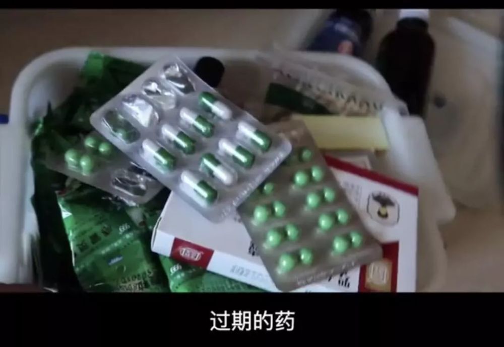 每次生病都拿了一堆药,以为以后生病了可以吃,但全都过期了.