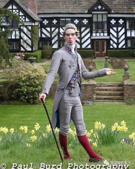 14岁烧掉牛仔裤,这英国小哥自己缝衣服当起了古典绅士