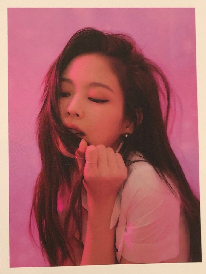 blackpink jennie壁纸,咬着长头发,清纯又性感