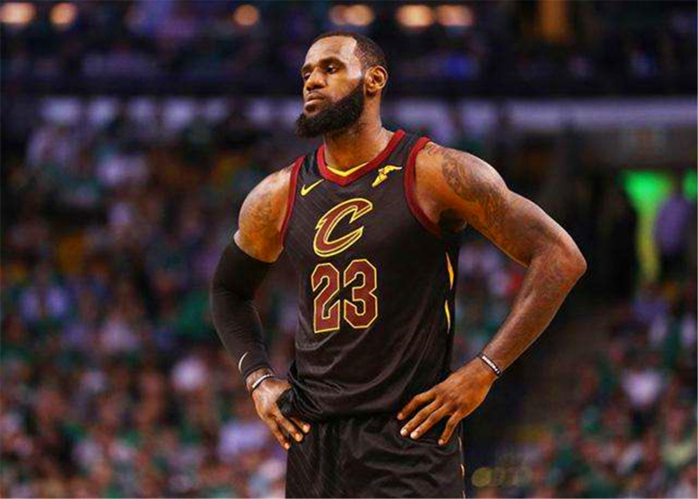 詹姆斯为什么要送队友们每人一套定制西装（詹姆斯是NBA最小气的男人吗）