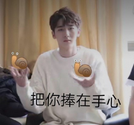 r1se赵让表情包:头上有犄角的假笑小哥哥,太具感染力了!
