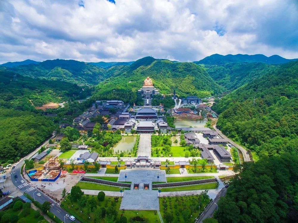 说起奉化旅游,市民游客首先想到的就是溪口雪窦山,蒋氏故居等景点.