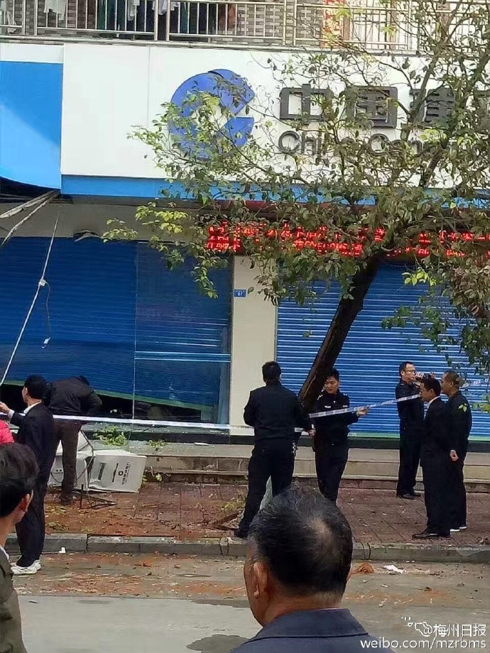 广东男子清晨开挖掘机抢银行 挖坏4台柜员机 (图)