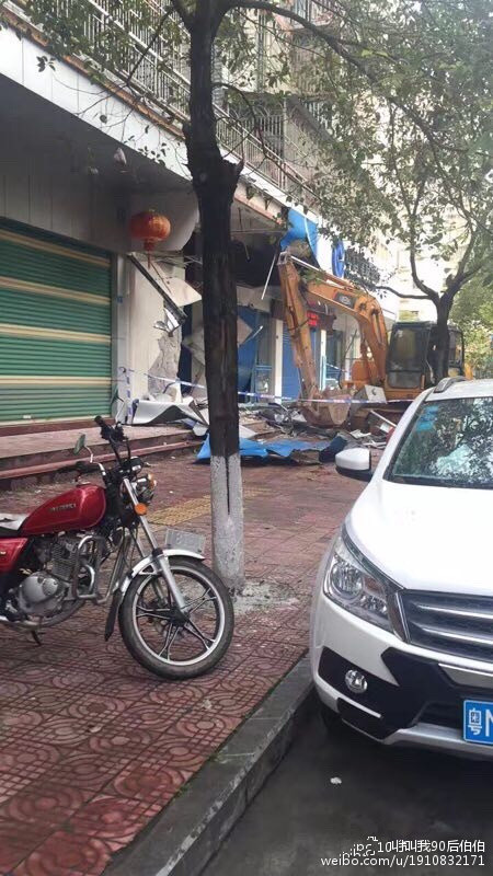 广东男子清晨开挖掘机抢银行 挖坏4台柜员机 (图)