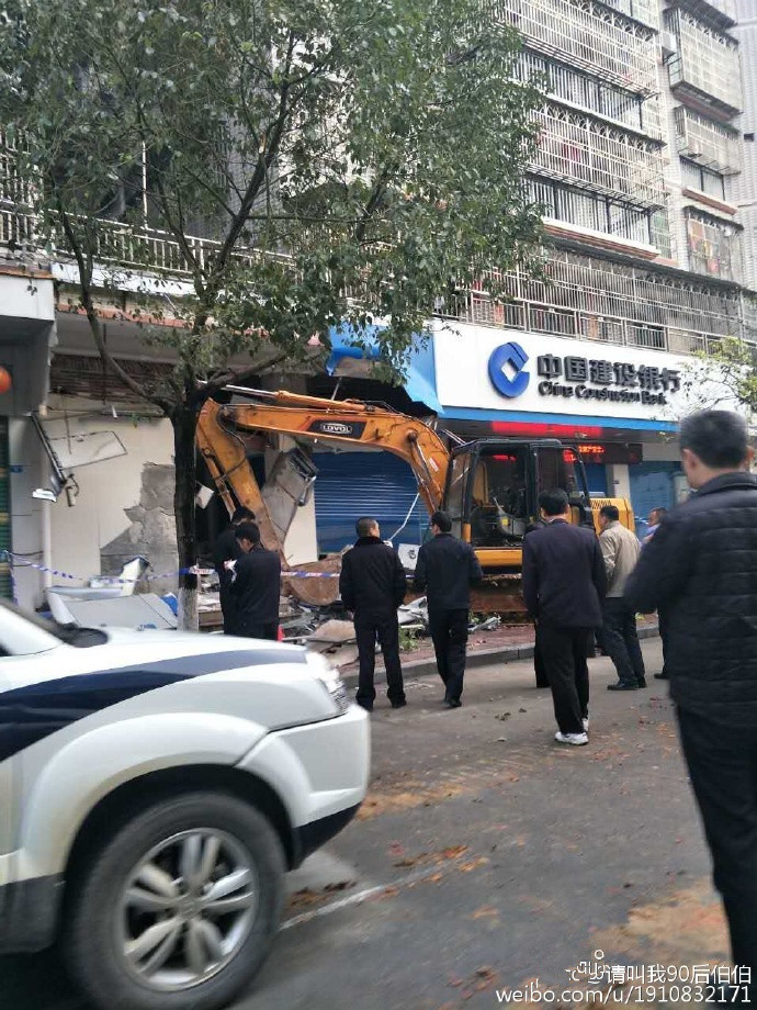 广东男子清晨开挖掘机抢银行 挖坏4台柜员机 (图)