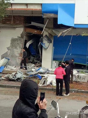 广东男子清晨开挖掘机抢银行 挖坏4台柜员机 (图)