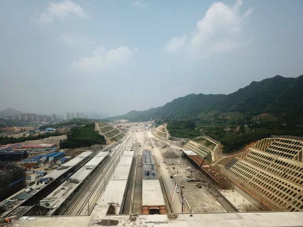 毕节高铁客运枢纽中心建设现场实拍!很震撼!