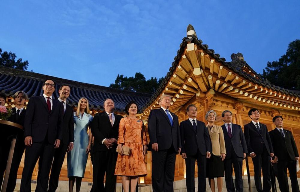 伊万卡淡蓝裙装亮相韩国吸睛全场,韩国男团exo也和她自拍