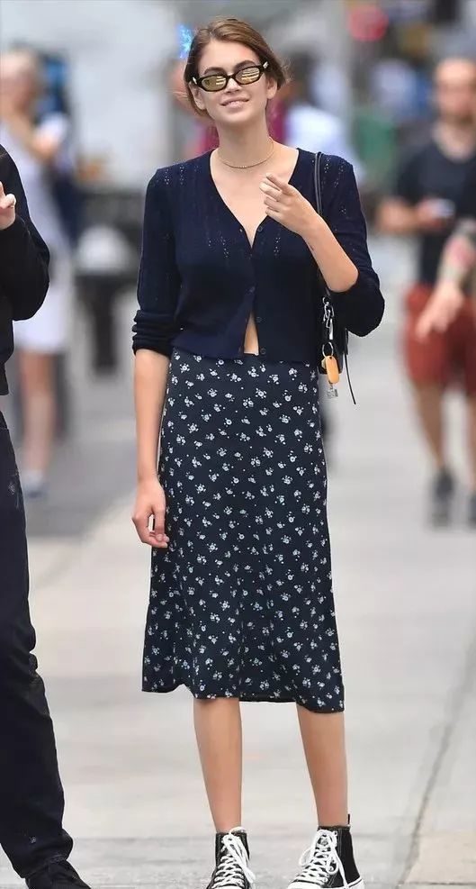 白色帆布鞋是百搭神器,赛琳娜很喜欢用它搭配印花裙,性感中透出些许