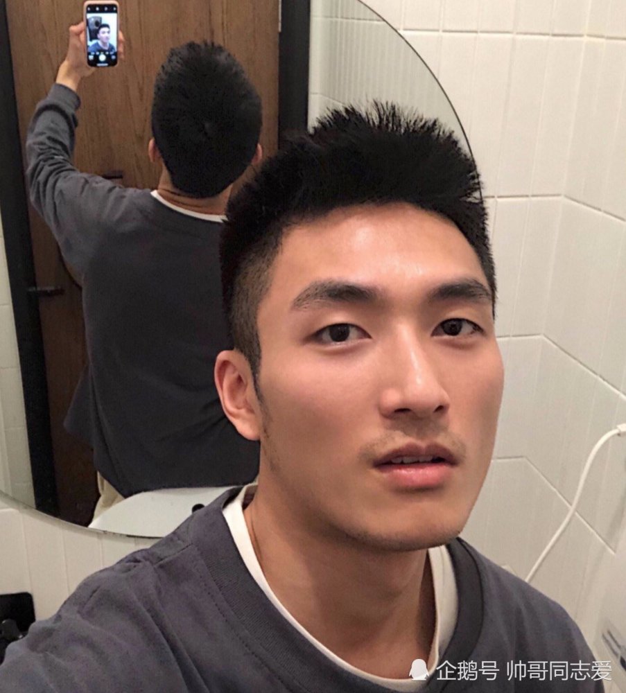可爱的胡渣男生从侧面看也很帅气,这个样子男友力爆棚