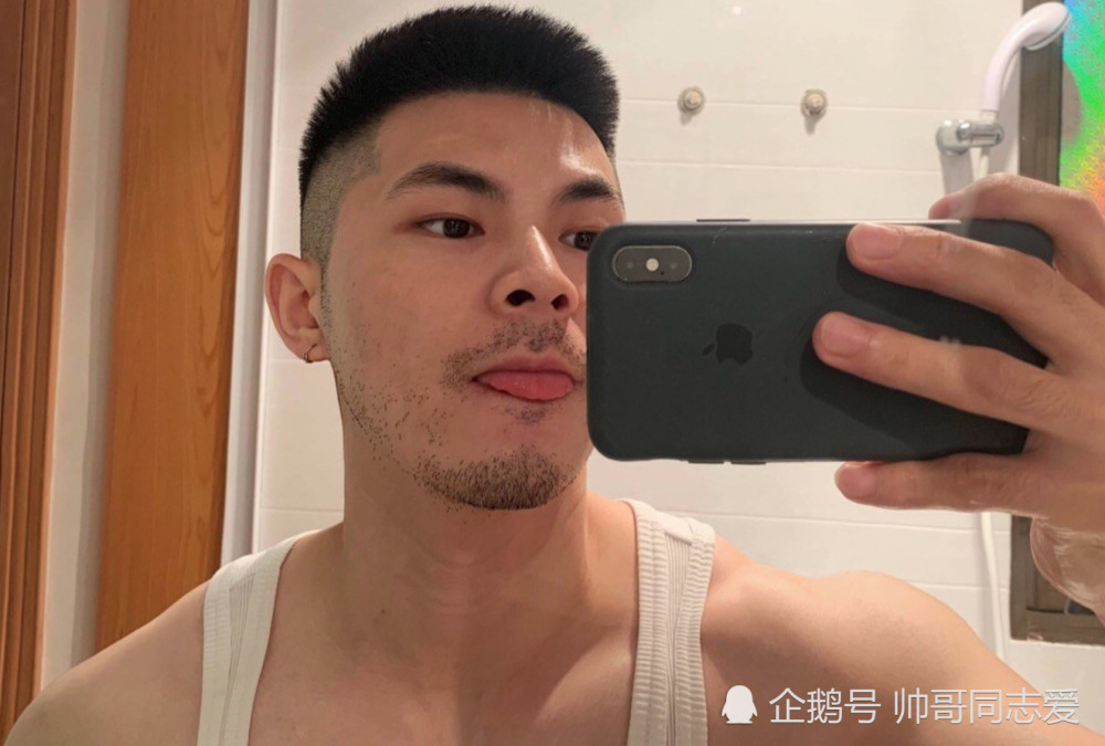 可爱的胡渣男生从侧面看也很帅气,这个样子男友力爆棚