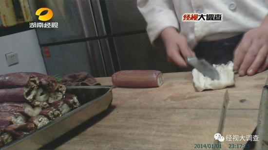 烤肉店员工自曝牛肉为鸭肉做 得意称骗过全世界