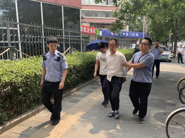 民警抓获嫌疑人