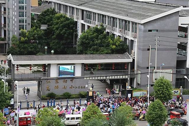 高坪七小江东校区(江东初中)招生范围:东顺路兴安路口至机场大道林海