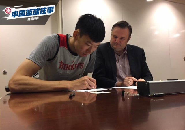 【中国篮球往事】周琦正式签约火箭队 王治郅国家队球衣退役