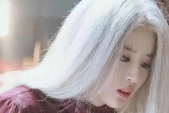 梦见朋友满头白发穿的烂衣服，解读梦境中的情感与象征