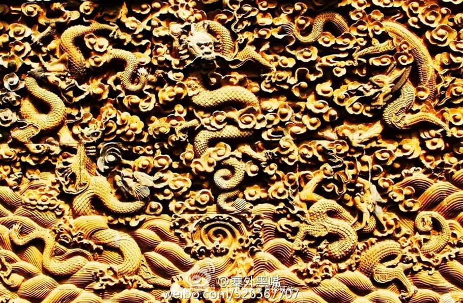 五龙壁以栩栩如生的图案,展示着中华民族的"龙"文化和杰出的雕刻艺术.