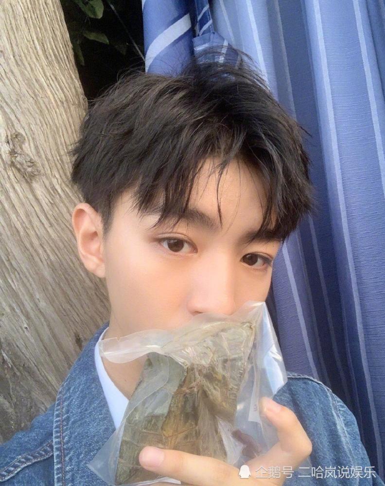 王俊凯家的星卡里,店内陈设很独特,小螃蟹看到这张照片后沸腾了