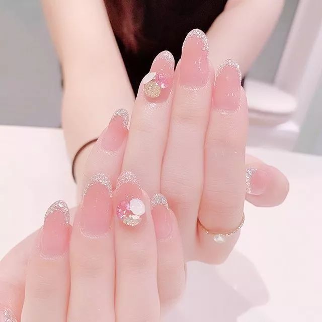的款式如果你准备做款新娘甲,其中,可能就属细边法式美甲最简约耐看
