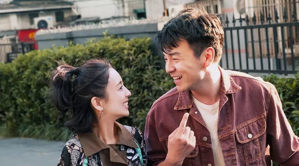 卖内衣女与快递员吻戏_快递员卡通图片(2)