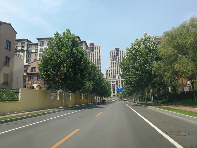 房子太多了!马路尽头不是城市边界,到头拐弯还是房子